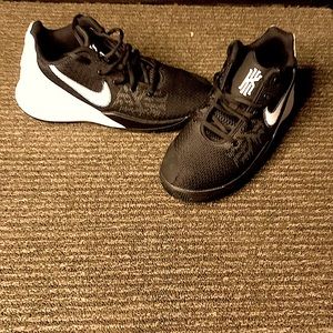 These are the Kyrie flytrap 2 gs, Size:6.5, Color:Black front white back.